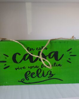 Letrero verde frase En esta casa vive una familia feliz