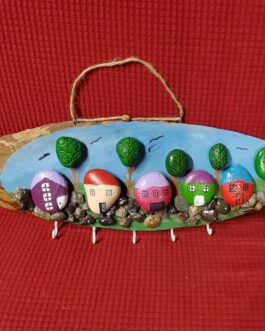 Colgador llaves adornado con piedras pintadas