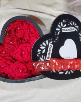 Caja corazon con rosas tejidas